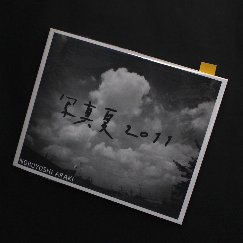 荒木　経惟 / Nobuyoshi Araki / 写真夏 2011 / Shamanatsu 2011（Signed）